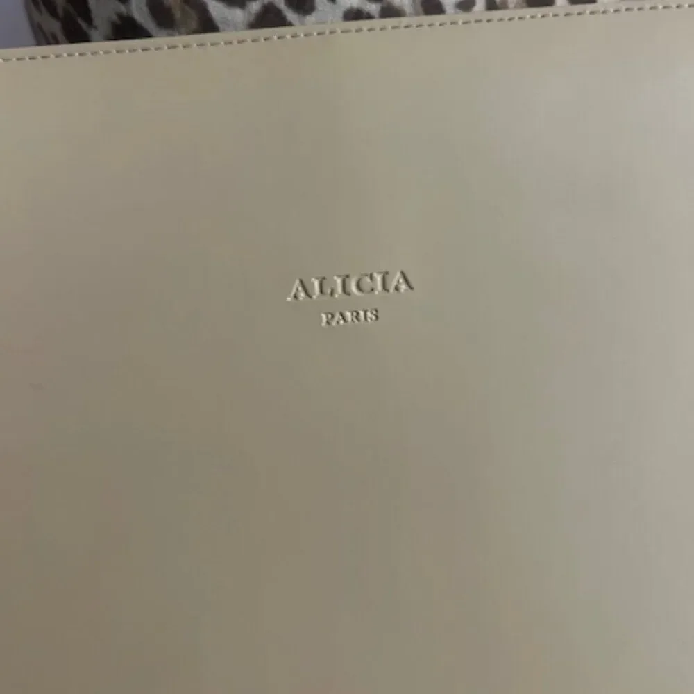 Alicia Paris Cream shoulder bag